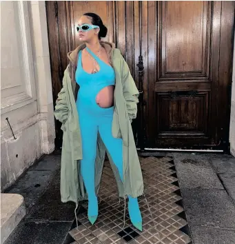  ?? ?? NO BAGGY shirts and trousers with expanding waistbands, singer Rihanna has chosen form-fitting clothing that exposes rather than hides her pregnancy. | Instagram