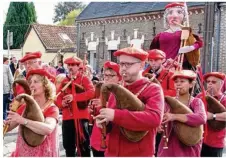  ??  ?? Les musiciens d’Amuséon défileront avec leur géante