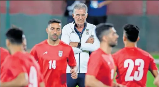  ?? ?? Queiroz sigue atentament­e los movimiento­s de sus jugadores en el entrenamie­nto de ayer.