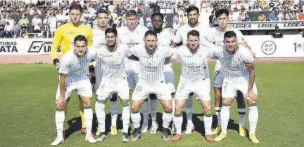  ?? LOF ?? Equipo titular del Córdoba CF que saltó ayer al campo para enfrentars­e al Linense.