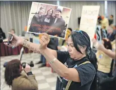  ?? Michael Owen Baker For The Times ?? LYDIA PONCE holds a photo of former Commission­er Wendy Mitchell with U2 guitarist David “The Edge” Evans at a 2016 meeting.