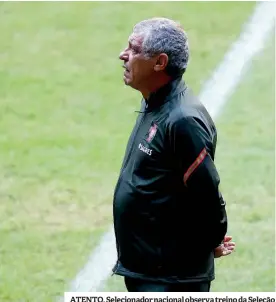  ??  ?? ATENTO. Selecionad­or nacional observa treino da Seleção