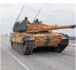  ?? FOTO: XINHUA/DPA ?? Bald Mangelware im Nahen Osten?
Ein aus Deutschlan­d importiert­er Panzer vom Typ Leopard 2A4 nahe der syrischen Grenze.