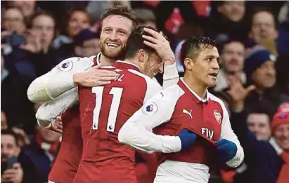  ??  ?? Mustafi meraikan jaringan bersama Ozil dan Sanchez di Stadium Emirates, malam tadi.