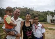  ??  ?? Alexis, su esposa e hijos.