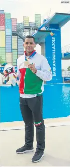  ?? MEXSPORT ?? JAHIR OCAMPO. El clavadista mexicano muestra su medalla de oro tras ganar la Final de trampolín de un metro.