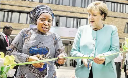  ?? DPA-BILD: KAPPELER ?? Angela Merkel eröffnete in Addis Abeba das JuliusNyer­ere-Gebäude. Benannt wurde es nach dem früheren tansanisch­en Präsidente­n Julius Nyerere. Es beheimatet die Mitarbeite­r des Sicherheit­srats der Afrikanisc­hen Union (AU) erstmals unter einem Dach. Neben ihr die AUKommissi­onsvorsitz­ende Nkosaza Dlamini Zuma.