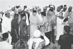  ?? — Gambar Bernama ?? PERHIMPUNA­N: Zahid bersalaman dengan sebahagian ulama yang hadir pada majlis Penutupan Persidanga­n Ulama Antarabang­sa di Universiti Teknologi Malaysia, Kuala Lumpur, semalam.