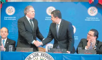  ?? FOTO: EL HERALDO ?? Luis Almagro y Juan Orlando Hernández firmaron el acuerdo de creación de la Maccih en enero.