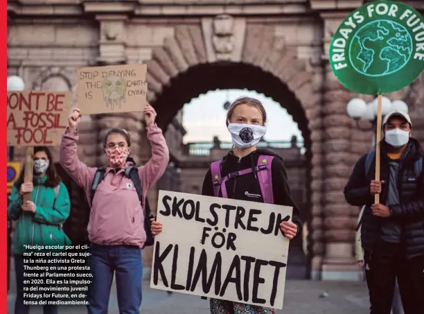  ??  ?? "Huelga escolar por el clima" reza el cartel que sujeta la niña activista Greta Thunberg en una protesta frente al Parlamento sueco, en 2020. Ella es la impulsora del movimiento juvenil Fridays for Future, en defensa del medioambie­nte.
JONATHAN NACKSTRAND / GETTY