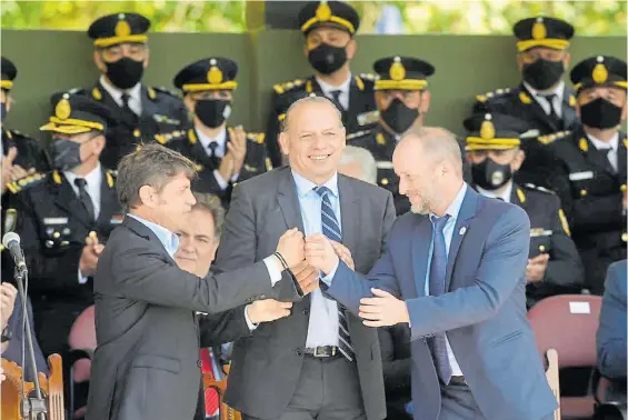  ?? ?? Saludo. Axel Kicillof, gobernador, Sergio Berni, ministro de Seguridad, y Martín Insaurrald­e, jefe de Gabinete de la provincia de Buenos Aires.