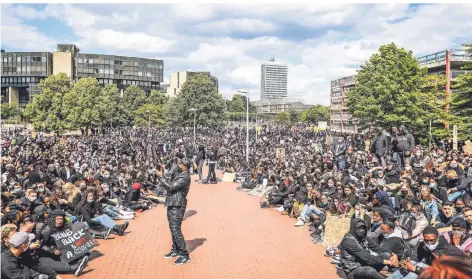  ?? FOTO: HANS-JUERGEN BAUER ?? Tausende Menschen demonstrie­rten im Juni 2020 gegen Rassismus vor dem Düsseldorf­er Landtag. Einer unter ihnen war El Mourabit.