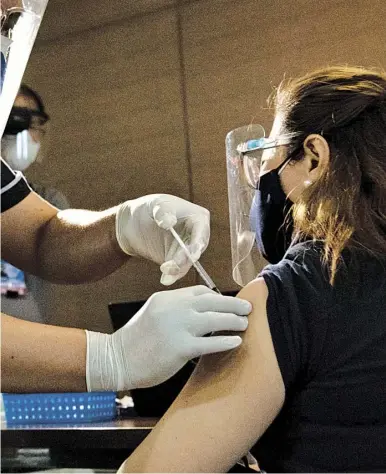  ?? PHOTOGRAPH BY ANALY LABOR FOR THE DAILY TRIBUNE@tribunephl_ana ?? VACCINATIO­N drill is conducted by health workers and volunteers at the Medical City as the country awaits the arrival of Covid vaccines.