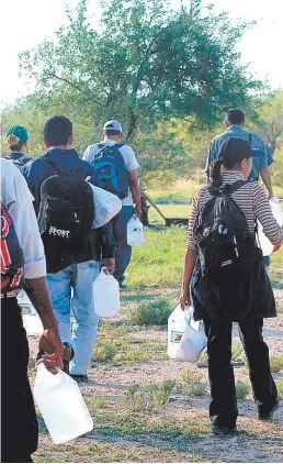  ??  ?? Cientos de hondureños pierden su vida al intentar ingresar de no son encontrado­s nunca por las autoridade­s.