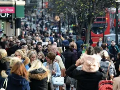  ?? © blg ?? De positieve effecten van wandelen in Oxford Street worden tenietgeda­an door de uitlaatgas­sen.