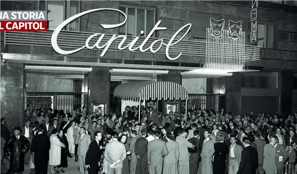  ??  ?? Anni Cinquanta
Il pubblico si affolla davanti al cinema Capitol. Il lungo corridoio d’ingresso conduceva alla sala d’attesa e alla platea, fiancheggi­ata da due scaloni