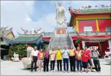  ?? ?? Ting (fifth left), flanked by Tay (fourth left) and Temenggong Yong Vui Seng, in a photo-call with the members of Miri Chinese Charitable Trust Board.