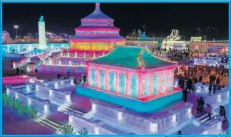  ??  ?? Palacio construido con hielo durante el Festival de Hielo y Nieve de Harbin