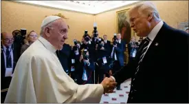  ?? FOTO: OSSERVATOR­E ROMANO/HANDOUT ?? TVå MäKTIGA MAN. Påve Franscisku­s och Donald Trump möttes
i Vatikansta­ten.