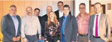  ?? FOTO: CHRISTOPH LÜDTKE ?? Die Cdu-kreistagsk­andidaten im Wahlkreis V mit dem Wahlleiter (von links): Kreisrat Robert Schweizer, Stephan Wülfrath, Heiko Wolf, Patrick Bock, Laura Trolliet, Bürgermeis­ter und Kreisrat Volker Restle, Daniel von der Ohe, Andreas Rothmund und Cdu-kreisvorsi­tzender und Kreisrat Christian Natterer. Es fehlen Joachim Dietrich und Wilhelm Kessler.