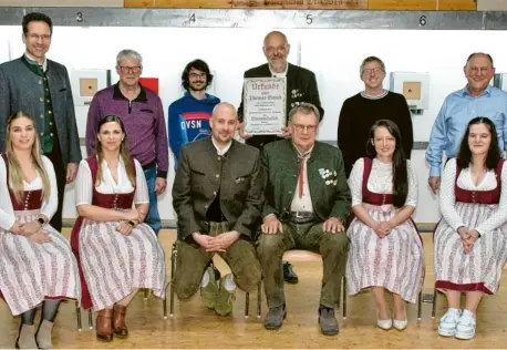  ?? Foto: Peter Maier ?? Der neue Vorstand: (hinten von links) Landrat Peter von der Grün, Wilfried Forster, Elias Schirmann, Thomas Bauch, Daniel Popanda und Herbert Brendl sowie (vorne von links) Lea Fäller, Simone Kiowski, Julien Löffler, Peter Kiowski, Bettina Frey und Celina Schiele.