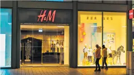  ??  ?? Una de las primeras compañías en anunciar el cierre temporal de más de 590 tiendas en EEUU fue H&M.