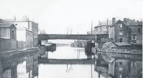  ?? PHOTOS: CRT ?? The 1858 single span wrought iron bridge which was replaced by the current 1899 swing bridge.