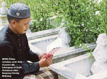  ??  ?? MOHD Firdaus membaca surah Yasin di pusara ahli keluargany­a di Tanah Perkuburan Islam Kampung Cherang Melintang.