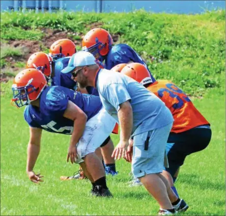  ?? JOHN BREWER - ONEIDA DAILY DISPATCH ?? Oneida head coach Jason Fuller works with his linemen during practice on Monday, Aug. 20.