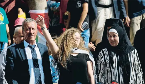  ?? ABBAS MOMANI / AFP ?? Ahed Tamimi celebra su libertad en Nabi Saleh (Cisjordani­a), junto a su padre, Bassem, y su madre, Nariman, que también salió ayer de la cárcel