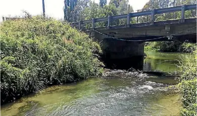  ?? LUKE KIRKEBY ?? The Oraka Stream bridge at the northern end of Putaruru.