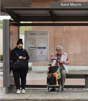  ?? PERRE FOTO JAN VAN DER ?? Wachten op bus of tram: zonder smartphone ben je op de meeste haltes nog steeds alleen op de uitgehange­n tabellen aangewezen.