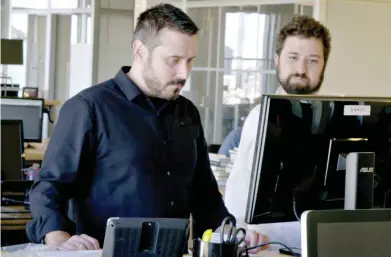  ?? FOTO: YLE ?? AVSLöJAR. Jeremy Scahill och Ryan Tate jobbar på nättidning­en The Intercept.