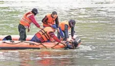  ?? PTI ?? Rescue operation underway in the Jhelum river, Tuesday.