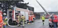  ?? FOTO: KRAUSS ?? Einsatzkrä­fte vor der verrauchte­n Wohnung in der Dr.-Karl-Storz-Straße.