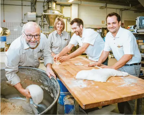  ?? Foto: Julian Leitenstor­fer ?? Familie Gerum betreibt die Landsberge­r Traditions­bäckerei Manhart in vierter Generation (von links): Michael und Sigrid Gerum mit den beiden Söhnen Max und Fabian.