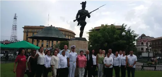  ?? JESÚS GARCÍA ?? Guardia de honor ante el monumento representa­tivo.