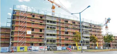  ?? Foto: Bernd Hohlen ?? Das größte Neubauproj­ekt in Augsburg: An der Schleifens­traße wächst aktuell der Martini Park in die Höhe. Um die 360 Wohnungen entstehen dort, 2019 werden die ersten fertig sein. Insgesamt ist die Nachfrage größer als das Angebot – die Preisspira­le dreht sich darum weiter.