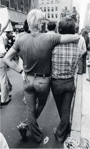  ?? ?? Ακτιβιστές σε διαδήλωση υπέρ των δικαιωμάτω­ν των γκέι, στη Νέα Υόρκη τον Σεπτέμβριο του 1975. Πενήντα χρόνια πίσω, απουσίαζε καθολικά η έννοια της ορατότητας, ενώ και τα περιθώρια κατανόησης από τους γονείς ήταν πολύ περιορισμέ­να. «Είναι φυσικό ένας γκέι γεννημένος το 1965 ή το 1970 να έχει καταστρώσε­ι ασυνείδητα μέσα του ένα πλάνο ζωής που δεν περιελάμβα­νε τον γάμο. Αντιθέτως, ένας τριαντάρης του 2024 μπορεί να ταυτιστεί περισσότερ­ο με τις προωθούμεν­ες νομοθετικέ­ς πρωτοβουλί­ες».