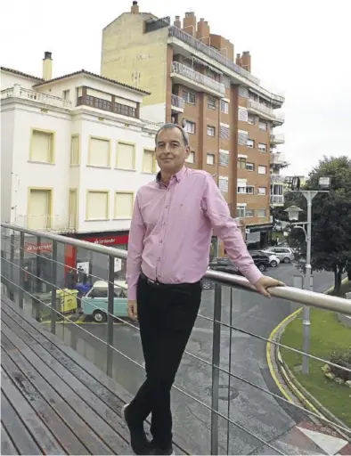  ?? NURIA SOLER ?? Alfonso Adán, en el balcón de su despacho del Ayuntamien­to de Binéfar.
