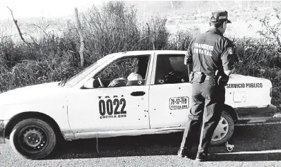  ?? ESPECIAL ?? Un policía resguarda el vehículo en el que fueron ultimadas dos personas en Iguala.