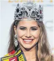  ?? FOTO: DPA ?? Anahita Rehbein, Miss Germany aus Inzigkofen, eröffnet dort die Gewerbesch­au.