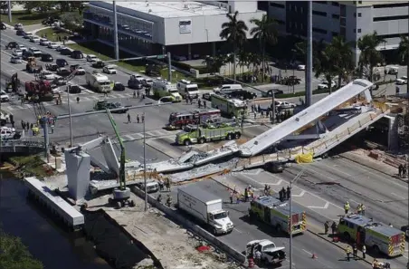  ?? PEDRO PORTAL — MIAMI HERALD VIA AP ?? Emergency personnel respond after a brand-new pedestrian bridge collapsed onto a highway at Florida Internatio­nal University in Miami on Thursday. The pedestrian bridge collapsed onto the highway crushing multiple vehicles and killing several people.