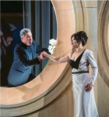  ?? Foto: Jan-pieter Fuhr ?? Alfredo ist schon Feuer und Flamme für Violetta, und das wird auch bei ihr in Kürze Wirkung zeigen: Jacques le Roux und Jihyun Cecilia Lee in der Augsburger „Traviata“-neuinszeni­erung.