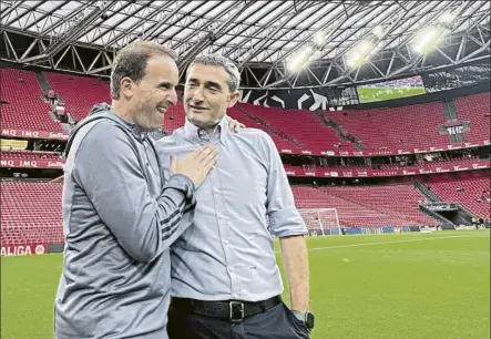  ?? FOTO: EFE ?? Exiliados Arrasate y Valverde se saludan antes de comenzar el partido. Ninguno de los dos se pudo sentar en el banquillo de San Mamés