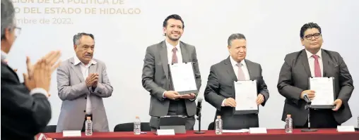  ?? BLANCA E. GUTIERREZ ?? El gobernador
Julio Menchaca, durante la firma del convenio con Coneval