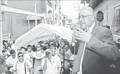  ??  ?? Al salir de la audiencia, el rector de la Universida­d Autónoma del Estado de Morelos, Alejandro Vera Jiménez, aseguró que el hecho de que no fuera vinculado a proceso demuestra que no cometió peculado ni desvío de recursos del subsidio estatal para...