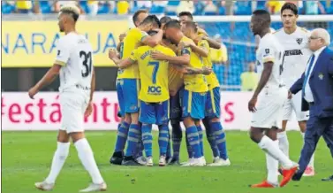  ??  ?? GOLPE EN LA MESA. Los jugadores de Las Palmas celebran el gol de Rafa Mir que les acerca al liderato.