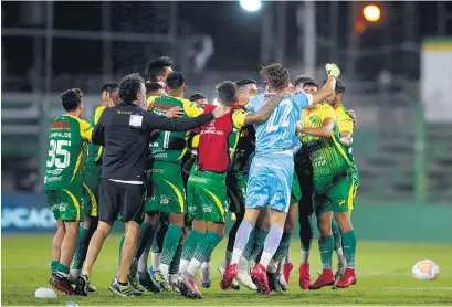  ?? AFP ?? Defensa y Justicia festeja el pase a la final de la Sudamerica­na.