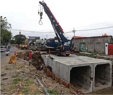  ?? RIANA SETIAWAN/JAWA POS ?? KEJAR TARGET: Saat ini sudah terpasang 18 baris box culvert di Kandangan. Pelaksana proyek saluran diversi Gunungsari sisi barat menargetka­n pemasangan girder jembatan rampung sebelum libur Lebaran.